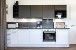 Küchenzeile mit Backofen, Geschirrspüler und Mikrowelle - Aparthotel Ostseeallee 3-22 - Top-Hundeurlaub