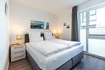 Schlafzimmer mit Boxspringbett (1,80 x 2,00 m) - Aparthotel Ostseeallee 3-22 - Top-Hundeurlaub