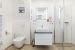 Badezimmer mit Dusche, Waschtisch und WC - Aparthotel Ostseeallee 3-22 - Top-Hundeurlaub