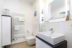 Badezimmer mit Waschtisch, Spiegel und WC - Aparthotel Ostseeallee 3-22 - Top-Hundeurlaub