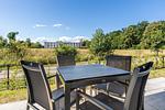 Terrasse mit Tisch und Sitzgelegenheiten - Aparthotel Ostseeallee 3-22 - Top-Hundeurlaub