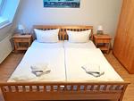 Schlafzimmer mit Doppelbett - Hafenhäuser Breege - Ferienwohnung 18 "Ankerplatz" - Top-Hundeurlaub