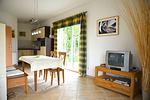 Wohnzimmer mit offener Küche - Ferienhaus "Lütt Eiland" - Top-Hundeurlaub