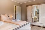 Schlafzimmer 1 mit Doppelbett - Haus "Meeresbrise - Ferienwohnung 3  "Meeresrauschen" - Top-Hundeurlaub