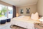 Schlafzimmer 1 mit Doppelbett - Haus "Meeresbrise - Ferienwohnung 3  "Meeresrauschen" - Top-Hundeurlaub
