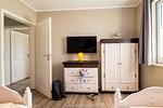 Kinderzimmer mit 2 Einzelbetten und Flachbild-TV - Haus "Meeresbrise - Ferienwohnung 3  "Meeresrauschen" - Top-Hundeurlaub