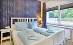 Schlafzimmer 1 mit Doppelbett - Nilles Huuske - Charmantes Ferienappartement mit 3 Schlafzimmern - Top-Hundeurlaub