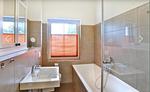 Badezimmer 2 mit Dusche und Badewanne - Nilles Huuske - Charmantes Ferienappartement mit 3 Schlafzimmern - Top-Hundeurlaub