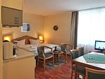 Wohnbereich mit integrierter Küche - Hafen-Residenz -  Ferienwohnung "Dahlien" - Top-Hundeurlaub