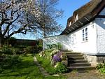 Fassade / Eingang - Im Feriengarten -Ferienwohnung im DG - Top-Hundeurlaub