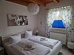 Schlafzimmer 1 mit Doppelbett - Breege - Inselsonne  Haus Inge  Fewo Inge - Top-Hundeurlaub