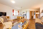 Wohnbereich mit integrierter Küche - Haus Arkonablick - Fewo 1.04 Dünenblick - Top-Hundeurlaub
