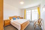 Schlafzimmer 1 mit Doppelbett - Haus Arkonablick - Fewo 1.04 Dünenblick - Top-Hundeurlaub
