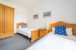 Schlafzimmer mit 2 Einzelbetten - Haus Arkonablick - Fewo 1.04 Dünenblick - Top-Hundeurlaub