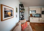 in den Wohn-Essbereich integrierte Küchenzeile - Villa Tizian -  Ferienappartement Hygge - Top-Hundeurlaub