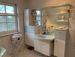 Badezimmer 2 mit Eckbadewanne im OG - Ferienhaus "Heidi´s Reethaus" in Dranske / Goos - Top-Hundeurlaub