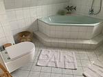 Badezimmer 2 mit Eckbadewanne im OG - Ferienhaus "Heidi´s Reethaus" in Dranske / Goos - Top-Hundeurlaub