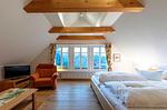 Ferienhaus Havelquelle Schlafzimmer mit Doppelbett und TV - Havelquelle - Top-Hundeurlaub