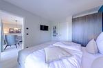 Ferienwohnung Strandluft Ostseebad Wustrow ZweiWasser Alte Seefahrtschule Schlafzimmer mit Blick in den Wohnbereich - Strandluft - Top-Hundeurlaub