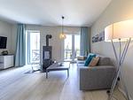 Ferienwohnung Große Strandmuschel Ostseebad Wustrow ZweiWasser Alte Seefahrtschule Wohnbereich mit Kamin - Große Strandmuschel - Top-Hundeurlaub