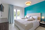 Ferienwohnung Strandnixe Ostseebad Wustrow ZweiWasser Alte Seefahrtschule Schlafzimmer mit bodentiefen Fenstern - Strandnixe - Top-Hundeurlaub
