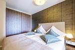 Ferienwohnung Sonnenberg Ostseebad Wustrow ZweiWasser Alte Seefahrtschule Schlafzimmer mit Doppelbett - Sonnenberg - Top-Hundeurlaub