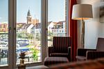 Ferienwohnung Müritzquartier No.13 Hafenresidenz Waren (Müritz) - Wohnzimmer mit Hafenblick - Müritzquartier No.13 - Top-Hundeurlaub