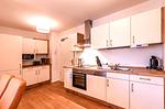 Ferienwohnung Müritzquartier No.13 Hafenresidenz Waren (Müritz) - Küche mit Essbereich - Müritzquartier No.13 - Top-Hundeurlaub