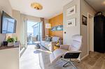 Ferienwohnung Sommerperle Ostseebad Wustrow ZweiWasser Alte Seefahrtschule Wohnzimmer mit Balkonzugang - Sommertraum - Top-Hundeurlaub