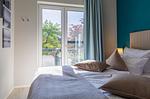 Ferienwohnung Wiesenkieker Ostseebad Wustrow - ZweiWasser Alte Seefahrtschule Schlafzimmer mit Balkonzugang - Wiesenkieker - Top-Hundeurlaub