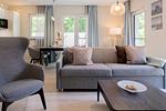 Ferienwohnung Seeluft Wustrow Wohnzimmer mit gemütlichem Sofa - Seeluft - Top-Hundeurlaub