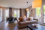 Ferienwohnung Seesinn Wustrow offener Wohnbereich mit gemütlichem Sofa - Seesinn - Top-Hundeurlaub