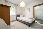 Ferienhaus Zander Fuenfseen Schlafzimmer im Erdgeschoss mit Boxspringbett - Zander - Top-Hundeurlaub