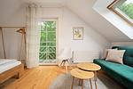 Ferienhaus Zander Fuenfseen Wohnzimmer Obergeschoss mit Ausblick ins Grüne - Zander - Top-Hundeurlaub