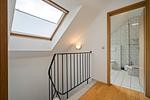 Ferienhaus Zander Fuenfseen Flur im Obergeschoss mit Blick ins Bad - Zander - Top-Hundeurlaub