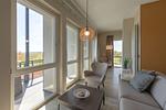 Ferienwohnung Sonnengott in Wustrow - Blick auf die Couch im Wohnzimmer - Sonnengott - Top-Hundeurlaub