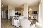Ferienwohnung Sonnengott in Wustrow - offener Wohnbereich mit Küche - Sonnengott - Top-Hundeurlaub