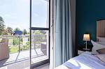 Ferienwohnung Marco Polo Ostseebad Wustrow ZweiWasser Alte Seefahrtschule Schlafzimmer mit Balkonzugang - Marco Polo Suite - Top-Hundeurlaub