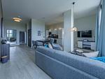 Ferienwohnung Panorama-Utkiek in Wustrow – Moderner Wohn- und Essbereich mit offener Küche und viel Tageslicht - Panorama-Utkiek - Top-Hundeurlaub