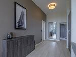 Ferienwohnung Panorama-Utkiek in Wustrow – Moderner Eingangsbereich mit Flur, Stauraum und maritimen Akzenten - Panorama-Utkiek - Top-Hundeurlaub
