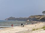 Ferienwohnung Panorama-Utkiek in Wustrow – Spaziergang am Ostseestrand mit Blick auf Steilküste und Buhnen - Panorama-Utkiek - Top-Hundeurlaub