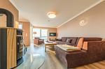 Ferienwohnung Auszeit Hafenresidenz Waren (Müritz) - Wohnzimmer mit Kamin und Sofa - Auszeit - Top-Hundeurlaub