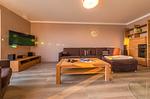 Ferienwohnung Auszeit Hafenresidenz Waren (Müritz) - Wohnzimmer mit Sofa - Auszeit - Top-Hundeurlaub