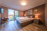 Ferienwohnung Auszeit Hafenresidenz Waren (Müritz) - Schlafzimmer mit Doppelbett - Auszeit - Top-Hundeurlaub