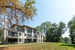 Apartment Yoga-Oase Krakow am See – Außenansicht des modernen Apartmenthauses inmitten grüner Natur - Waldameise - Top-Hundeurlaub