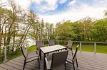 Apartment K15 Tao-Suite Krakow – großzügige, möblierte Terrasse mit Esstisch und modernen Gartenstühlen - Waldkauz - Top-Hundeurlaub