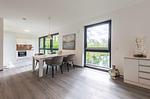 Apartment K15 Tao-Suite Krakow – stilvoller Essbereich mit moderner Küche, großem Esstisch - Waldkauz - Top-Hundeurlaub