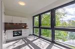 Apartment K15 Tao-Suite Krakow – moderne, helle Küche mit hochwertigen Einbaugeräten und großen Panoramafenstern - Waldkauz - Top-Hundeurlaub