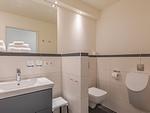 Ferienwohnung Leonie Hafenresidenz Waren (Müritz) – Badezimmer mit Dusche und WC - Leonie - Top-Hundeurlaub