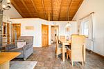 Ferienhaus Himmelblau in Jabel - Wohnzimmer mit Essbereich - Himmelblau - Top-Hundeurlaub